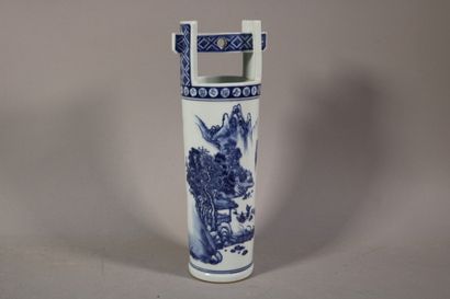 null Vase en forme de seau à eau en porcelaine de Chine blanche décor en camaïeu...