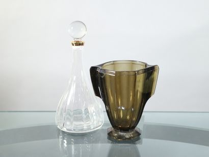 null Vase en verre fumé h. 21 cm et un décanteur Lancel - H. 33 cm