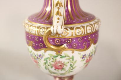 null Paire de pots balustres couverts en porcelaine violette à décor de paniers et...