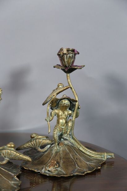 null Paire de bougeoirs en bronze doré à décor d'une grenouille sur un nénuphar,...