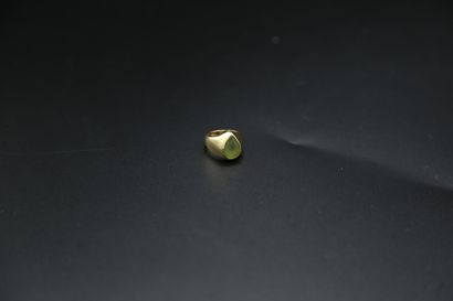null Chevalière en or jaune 750 millièmes ornée d'une pierre verte de forme poire...