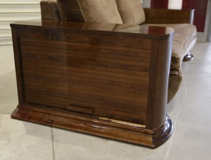 null Hugues CHEVALIER, canapé modèle Washington, à deux côtés en bois vernis faisant...
