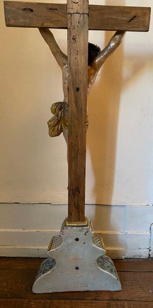 null Crucifix, Christ et socle en faïence, croix en bois, H. Totale 78 cm
