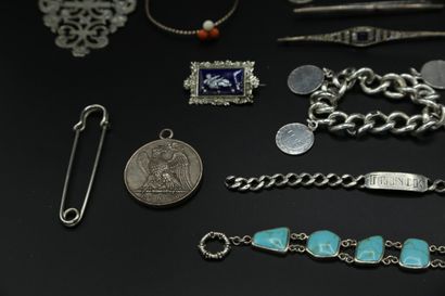 null Bel ensemble de bijoux et petits objets en argent :



Bracelet à quatre médailles...