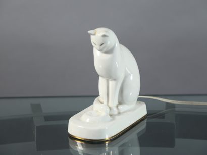 null ROBJ, Chat blanc aux yeux fermés, brûle-parfum monté en lampe H. 18 cm