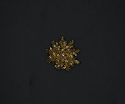 null Pendentif en or jaune 750 millièmes orné de diamants taille brillant formant...