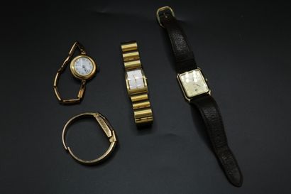 null Quatre montres bracelets plaqué or deux de femme et deux d'homme dont une autre...