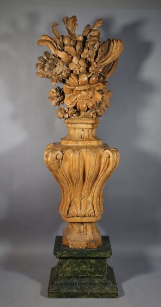 null Important vase fleuri décoratif en bois sculpté sur socle, XVIIIe siècle. H....