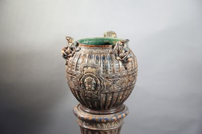 null Cache-pot sur sellette en céramique brune à décor de mascarons.

H. 103 cm avec...
