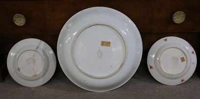 null Compagnie des Indes, un plat rond et deux assiettes en porcelaine Ø. 37 et 22.5...
