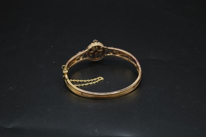 null Bracelet jonc ouvrant en or jaune 750 millième orné de petits diamants taille...