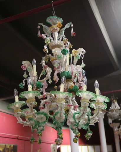 null Lustre en verre de Murano à 12 lumières sur deux rangs à décor de fleurs multicolores....