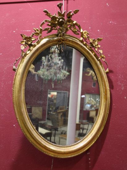 null Glace médaillon de style Louis XVI en bois doré orné de fleurs et noeuds de...