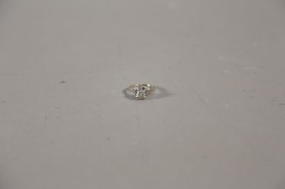 null Solitaire en or blanc et platine orné d'un diamant taille ancienne 0.15/0.2...