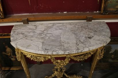 null Console bois doré de style Louis XVI, dessus de marbre blanc, les deux pieds...