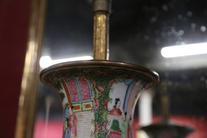 null Grand vase en porcelaine de Canton monté en lampe. H. totale 65 cm - vase 45...