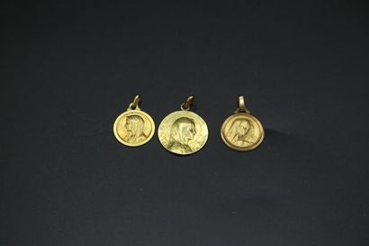 null Suite de trois médailles en or jaune à l'effigie de la Vierge - une non gravée....