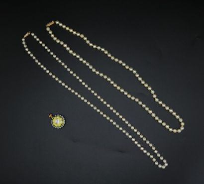 null Deux colliers de perles de culture, fermoir or - Poids brut : 62.48 g 

On joint...
