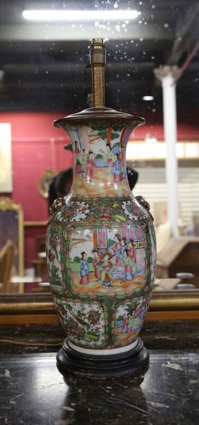 null Grand vase en porcelaine de Canton monté en lampe. H. totale 65 cm - vase 45...