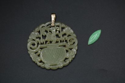 null Pendentif plaque en jade jadéite vert sculpté avec attache en or jaune à décor...