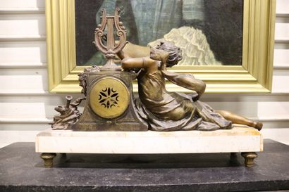 null Pendule en régule "Femme à la lyre" d'après François MOREAU socle en marbre....