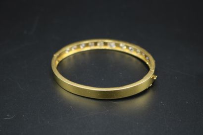 null Bracelet jonc ouvrant orné de douze diamants taille ancienne en serti clos :...