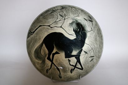null Georges ORIOT (1928), plat à décor de cheval en céramique émaillée, signé. Ø....