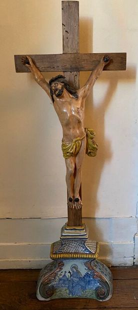 null Crucifix, Christ et socle en faïence, croix en bois, H. Totale 78 cm