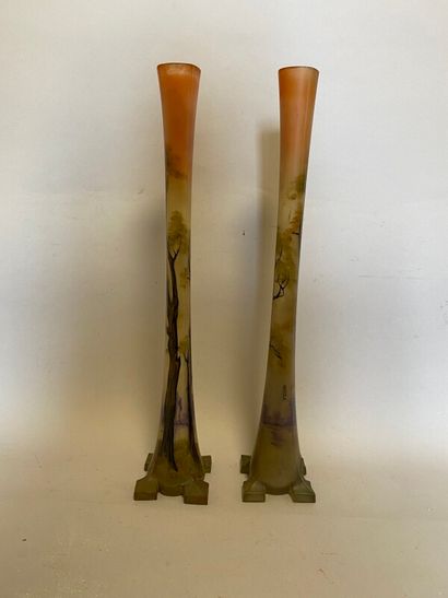 null LEUNE, paire de vases soliflore en verre à décor floral, H. 50 cm