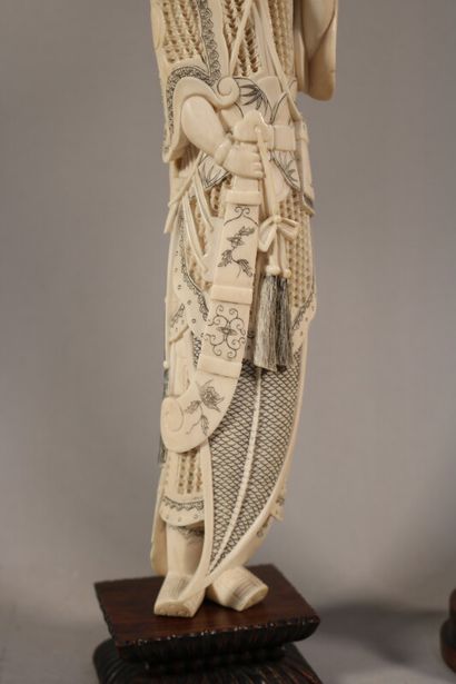 null CHINE - Début XXe siècle

Ensemble de deux statuettes en ivoire polychrome,...