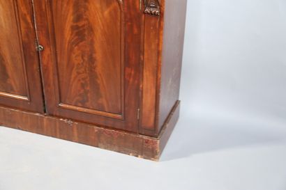 null Petit meuble à deux portes et un tiroir en bois de placage

92 x 107 x 42 cm...
