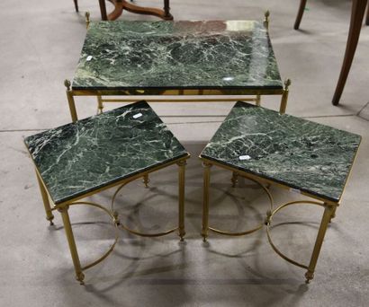 null Trois tables gigognes, plateau marbre vert - 42 x 57 x 38 cm et 34 x 35 x 25...