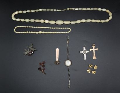 null Ensemble de petits bijoux fantaisie : un collier perles d'ivoire, un collier...