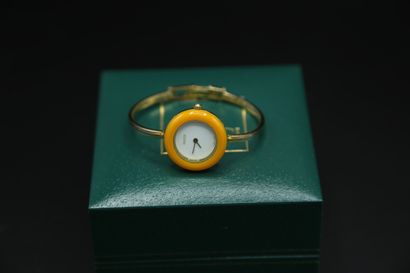 null GUCCI Montre bracelet modèle Timepieces en métal doré, le tour de poignet rigide...