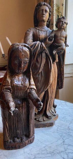 null Deux sujets en bois polychrome, dont une Vierge à l'enfant avec traces de polychromie...