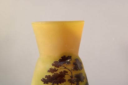 null Etablissements Gallé : Vase balustre à col évasé en verre multicouche dégagé...