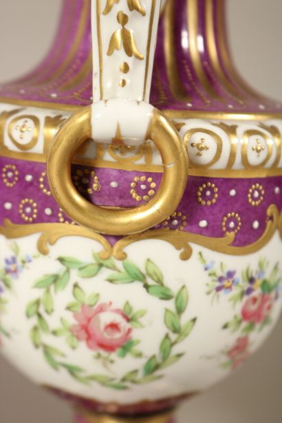 null Paire de pots balustres couverts en porcelaine violette à décor de paniers et...