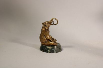null Eléphant assis, bronze doré sur socle marbre rond. 

H. 8 cm