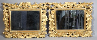 null Paire de miroirs rectangulaires en bois et stuc doré à décor de fleurs sculptées...