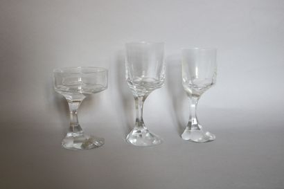 null BACCARAT, service de verres en cristal modèle Narcisse, comprenant : 

10 coupes...
