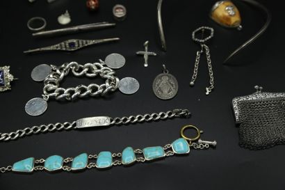 null Bel ensemble de bijoux et petits objets en argent :



Bracelet à quatre médailles...