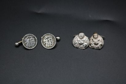 null Deux paires de boutons de manchettes en argent : Bouddha souriant et symbole...