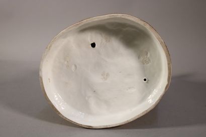 null Groupe en porcelaine polychrome reposant sur un socle ovale représentant une...