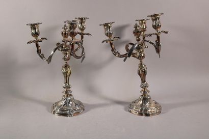 null Paire de candélabres à trois lumières en métal argenté de style Louis XV - H....