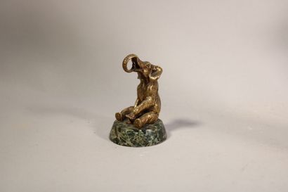 null Eléphant assis, bronze doré sur socle marbre rond. 

H. 8 cm