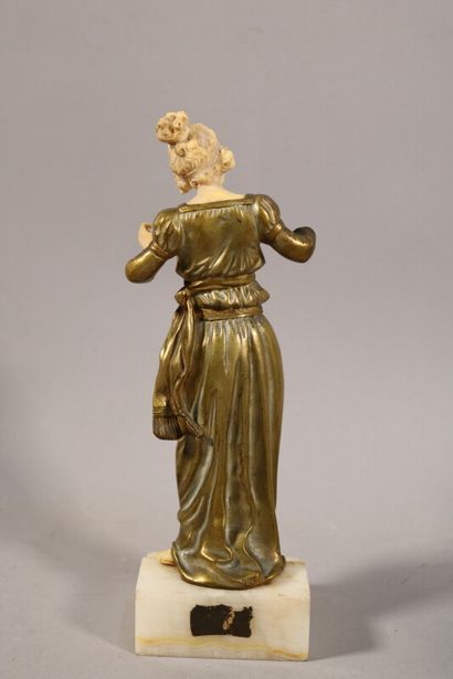 null Femme à la robe à l'antique : Bronze doré et résine - H. 28 cm - manque le bras...