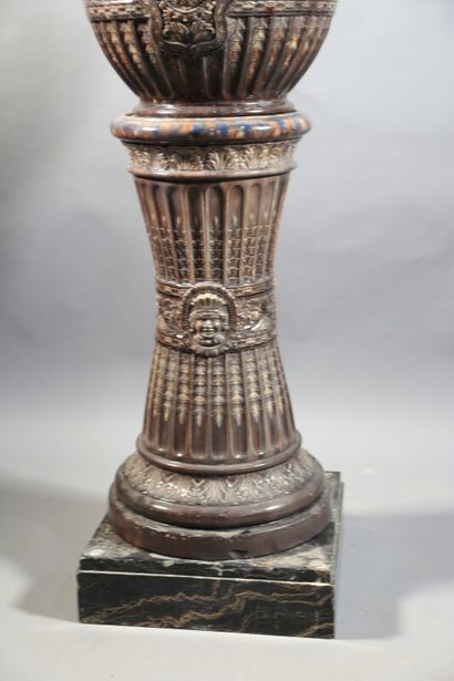 null Cache-pot sur sellette en céramique brune à décor de mascarons.

H. 103 cm avec...
