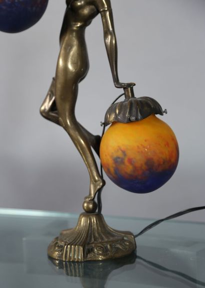null Lampe Danseuse aux deux globes, signés le Verre Français H. 43 cm