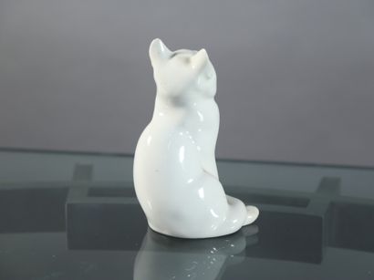 null Royal Copenhague, sujet en porcelaine à décor d'un chat assis baillant - H....