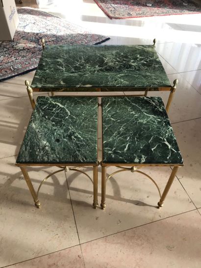 null Trois tables gigognes, plateau marbre vert - 42 x 57 x 38 cm et 34 x 35 x 25...